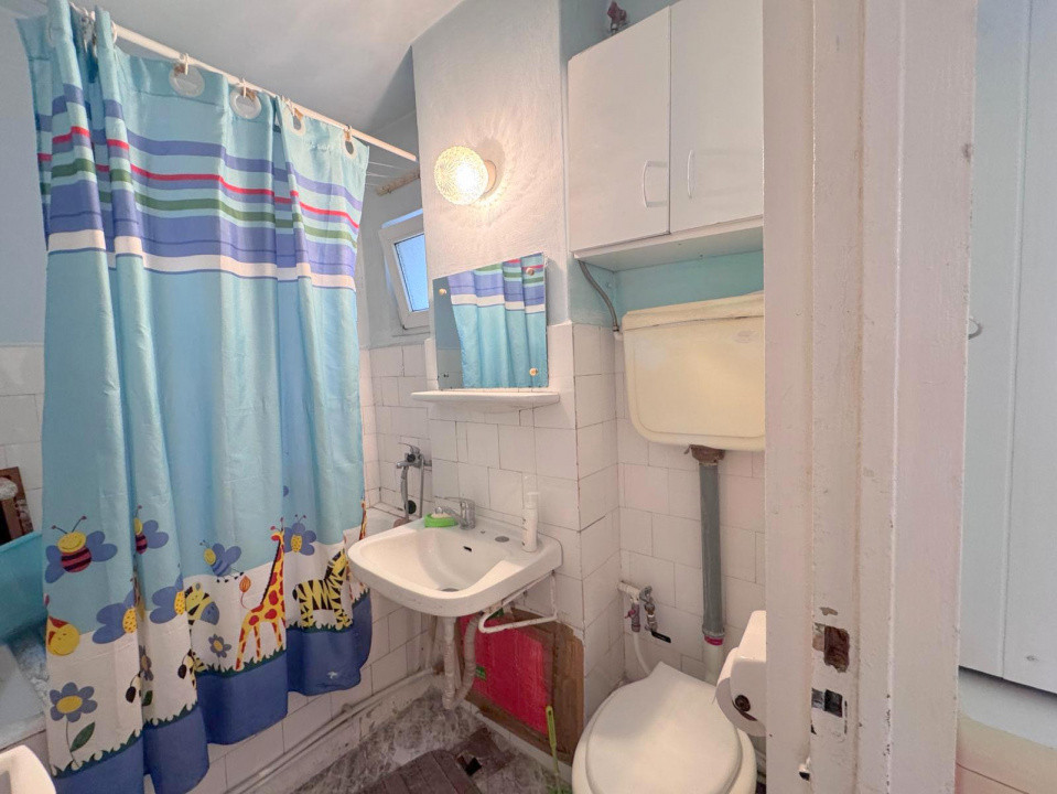 Str Miron Costin - scoala, Apartament 3 camere, etaj 3/4, cu centrala si izolat 