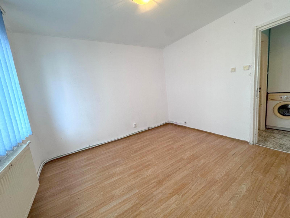 Str Miron Costin - scoala, Apartament 3 camere, etaj 3/4, cu centrala si izolat 