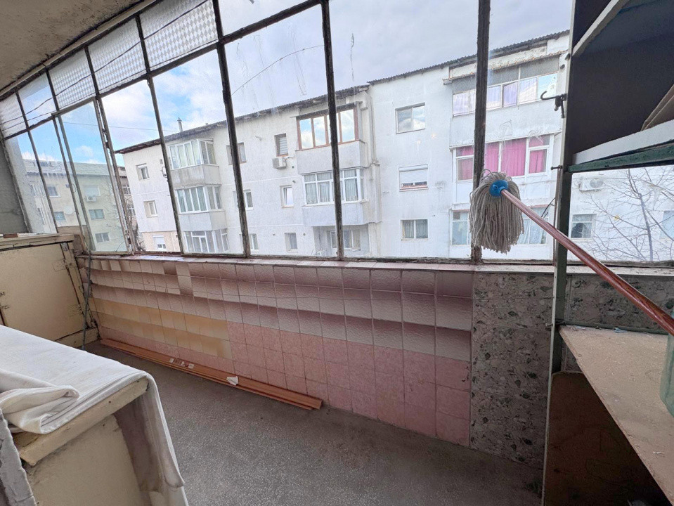 Str Miron Costin - scoala, Apartament 3 camere, etaj 3/4, cu centrala si izolat 