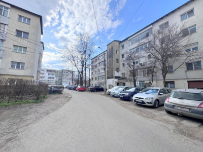 Str Miron Costin - scoala, Apartament 3 camere, etaj 3/4, cu centrala si izolat 