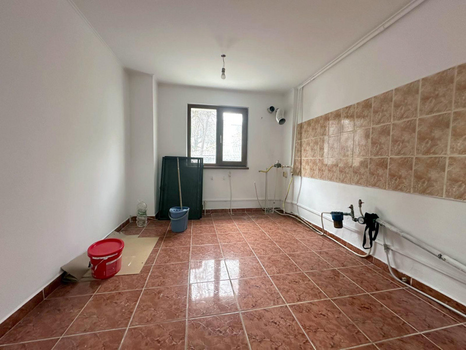 ZIMBRU - Bloc 1980, Apartament 3 camer decomandat, parter, MOBILAT