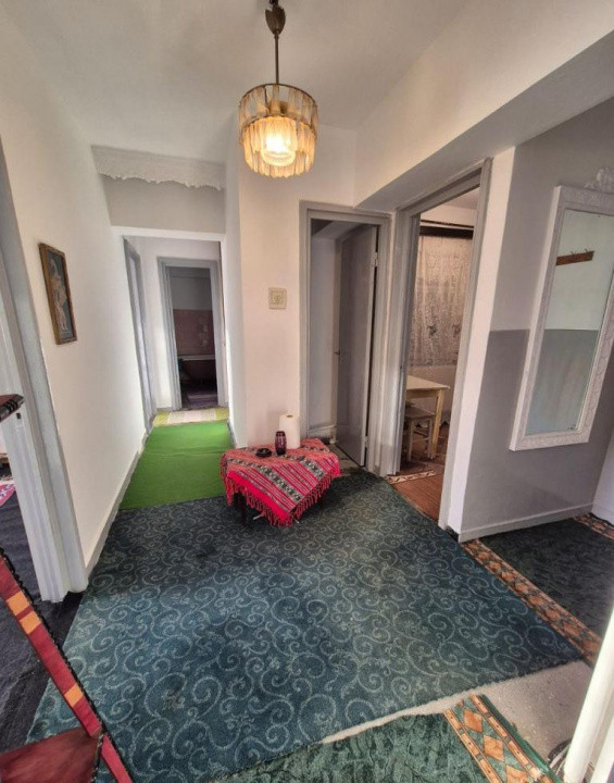 Apartament cu 3 camere decomandat, etaj intermediar