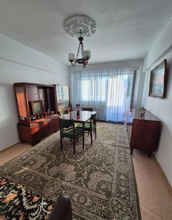 Apartament cu 3 camere decomandat, etaj intermediar