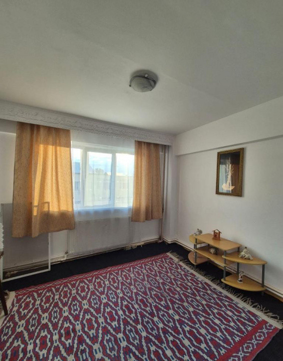 Apartament cu 3 camere decomandat, etaj intermediar