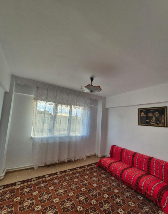 Apartament cu 3 camere decomandat, etaj intermediar