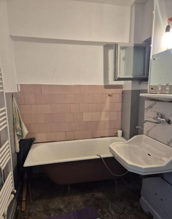 Apartament cu 3 camere decomandat, etaj intermediar