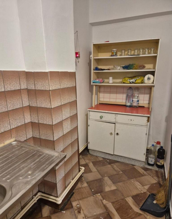 Apartament cu 3 camere decomandat, etaj intermediar