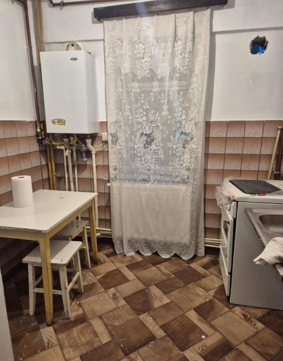 Apartament cu 3 camere decomandat, etaj intermediar