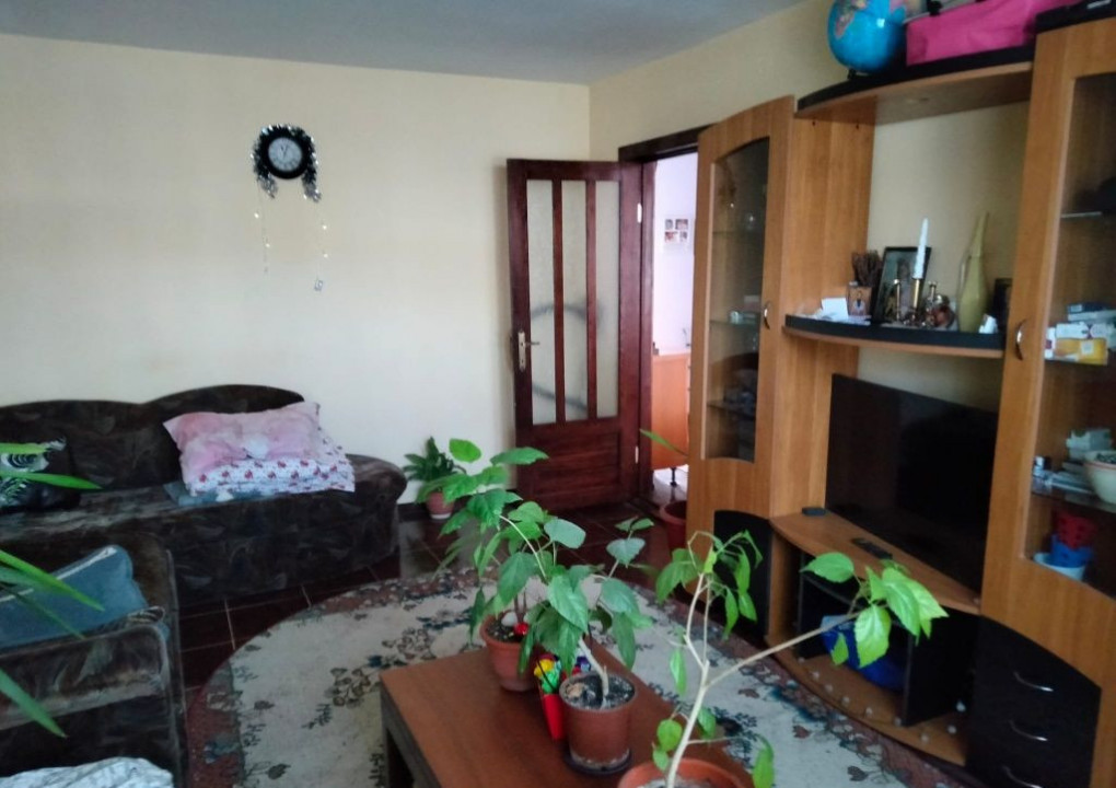 Mioritei, apartament cu 3 camere, etaj intermediar