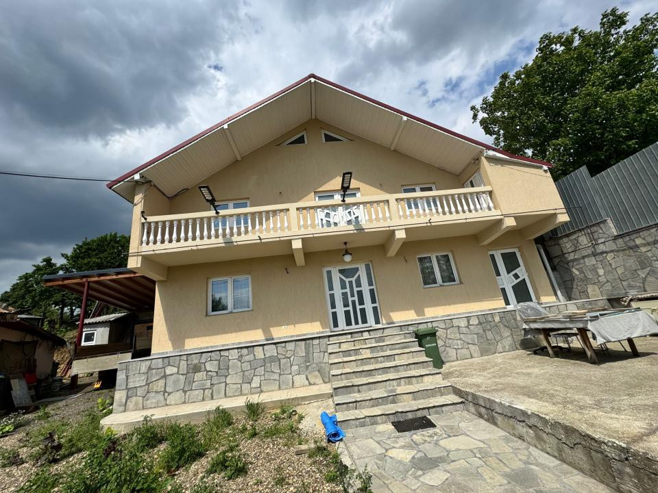 MARGINENI - Casa P+1, din caramida, construita 2010, 4 dormitoare, 600mp teren