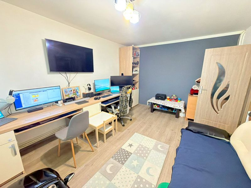 Apartament cu trei camere, str Alunului