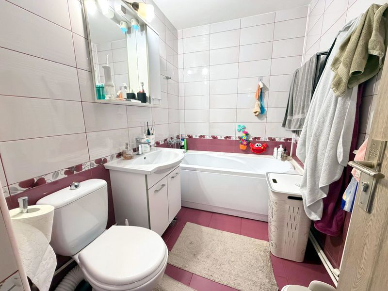 Apartament cu trei camere, str Alunului
