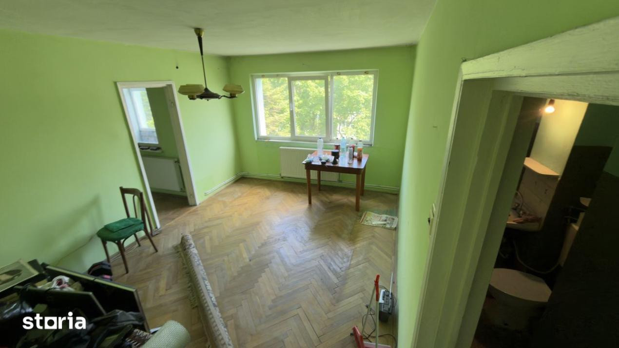 TIC Tac Spital. Apartament 3 cam semidecomandat, centrala proprie, izolat, balco