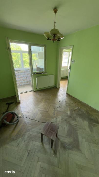 TIC Tac Spital. Apartament 3 cam semidecomandat, centrala proprie, izolat, balco