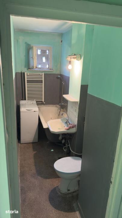 TIC Tac Spital. Apartament 3 cam semidecomandat, centrala proprie, izolat, balco