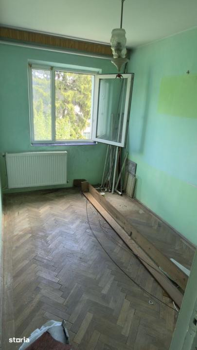 TIC Tac Spital. Apartament 3 cam semidecomandat, centrala proprie, izolat, balco