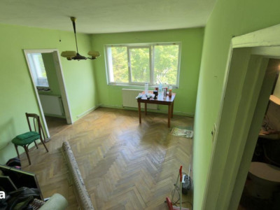 TIC Tac Spital. Apartament 3 cam semidecomandat, centrala proprie, izolat, balco